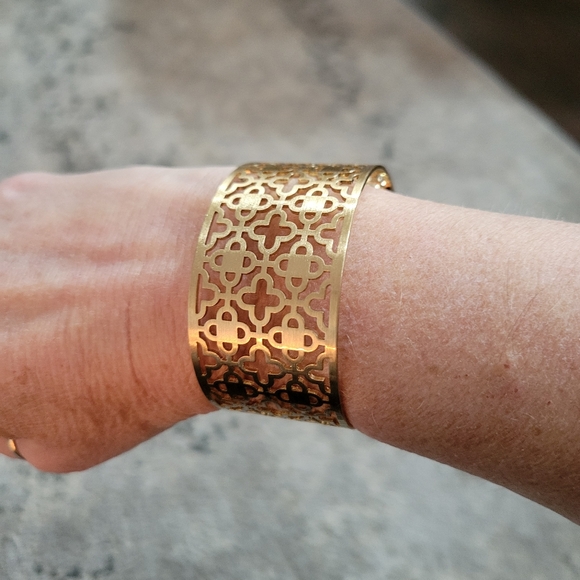 Lot of 2 Cuff Bracelets Mesh Filigree Designs - Picture 5 of 10